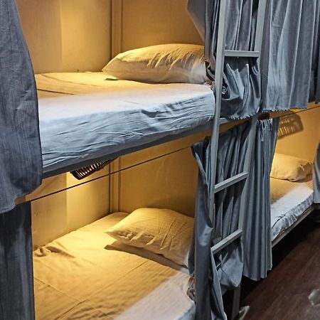 Saffron Dormitory Goregaon East Мумбаї Екстер'єр фото