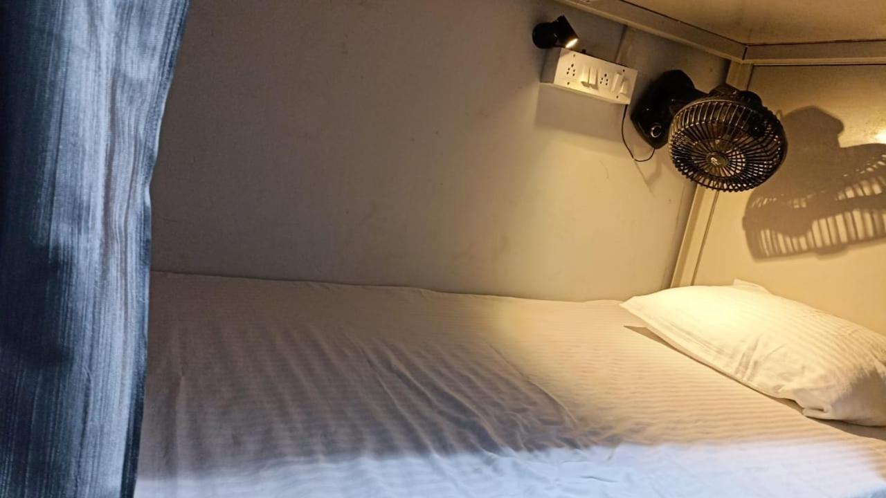 Saffron Dormitory Goregaon East Мумбаї Екстер'єр фото