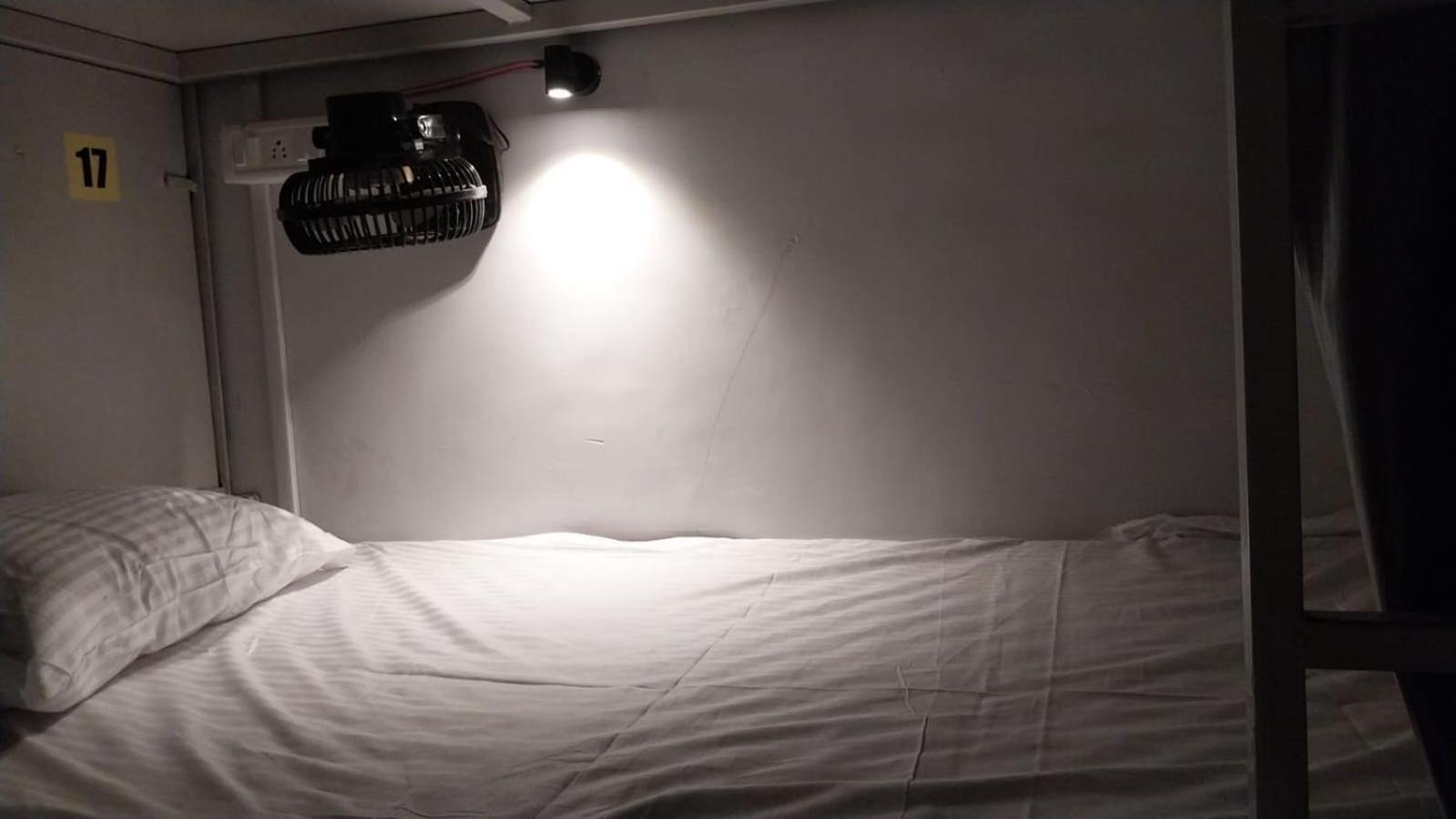 Saffron Dormitory Goregaon East Мумбаї Екстер'єр фото