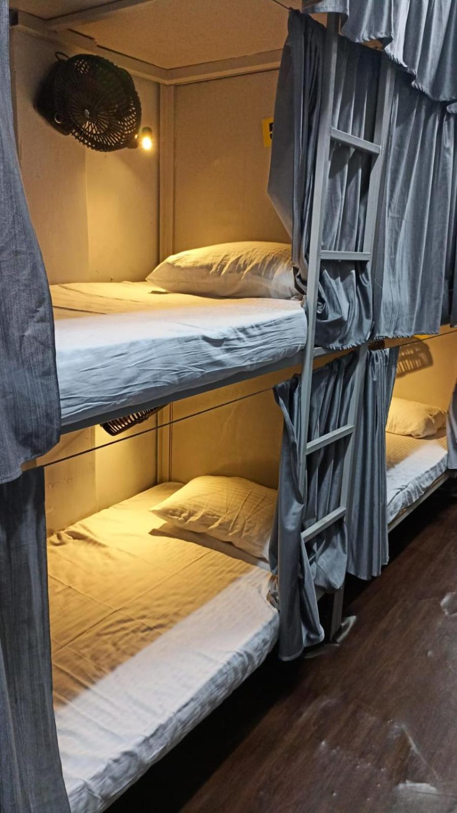 Saffron Dormitory Goregaon East Мумбаї Екстер'єр фото